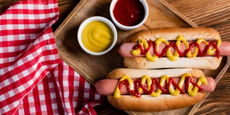 A história do cachorro-quente começa nas salsichas europeias e vira ícone de rua nos EUA