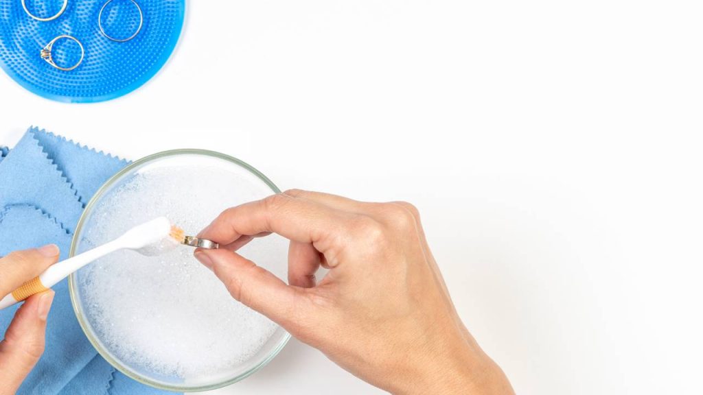 Como limpar bijuterias escurecidas com ingredientes que você já tem em casa