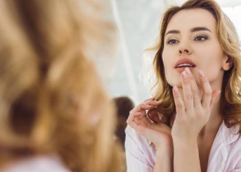 Esse esfoliante natural com 2 ingredientes deixa a pele macia e pronta para hidratar