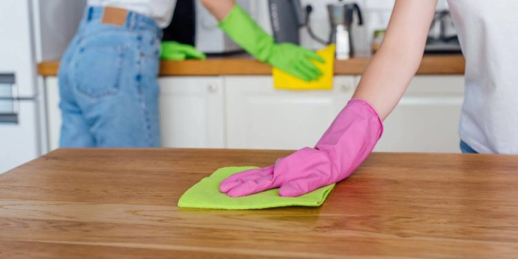 Como ingredientes comuns eliminam gordura da bancada da cozinha?