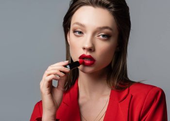 Uma esfoliação leve e um minuto de balm deixam o batom mais firme ao longo do dia