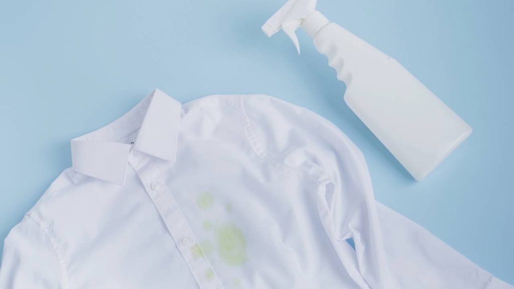 Não é com sabão branco: aprenda o truque caseiro que deixa roupas brancas como novas