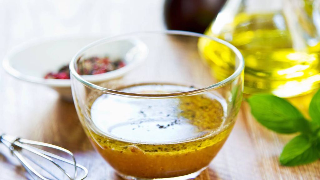 Como dar brilho e força aos seus cabelos grisalhos usando 2 ingredientes caseiros