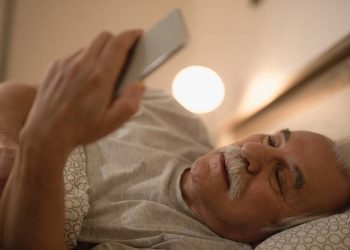 Por que começar o dia no celular afeta sua rotina inteira?