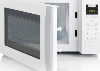 Você sabe pra que serve os furinhos na porta do micro-ondas?