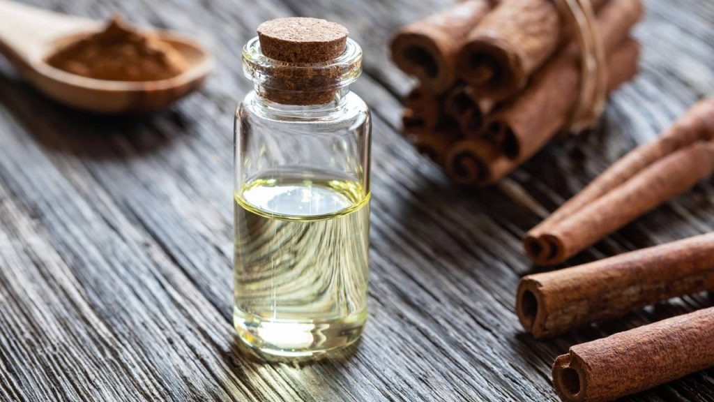 Por que a mistura de azeite e canela é recomendada e para que serve?