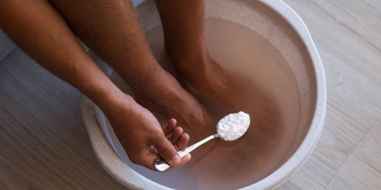 Como preparar um escalda-pés relaxante com sal grosso e bicarbonato de sódio