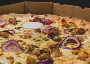 A função oculta da "pecinha branca" no meio da pizza