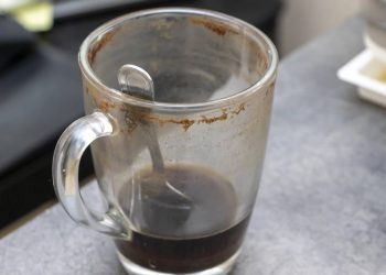 Você sempre deixa o último gole no copo? Veja o motivo desse comportamento