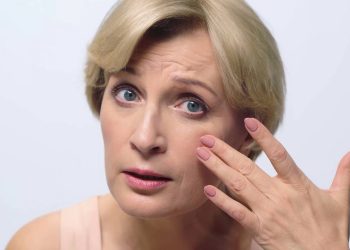 Suas rugas estão te incomodando? Aprenda uma massagem facial que ajuda a levantar o rosto na hora