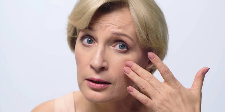 Suas rugas estão te incomodando? Aprenda uma massagem facial que ajuda a levantar o rosto na hora