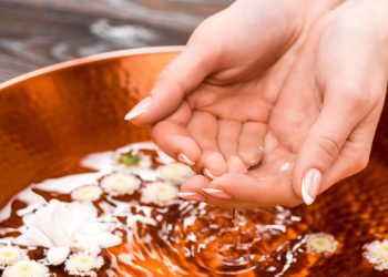 Como fazer spa de mãos em casa para hidratar cutículas secas e fortalecer unhas fracas