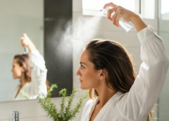 Um tônico de água de alecrim que faz o cabelo crescer de verdade