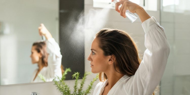 Um tônico de água de alecrim que faz o cabelo crescer de verdade