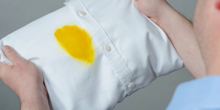 Como tratar manchas e usar detergentes para roupas sem danificar tecidos