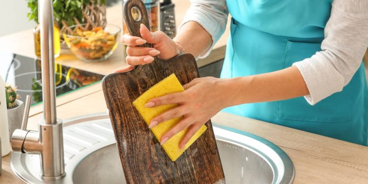 Por que você deve borrifar vinagre branco nas tábuas de corte?