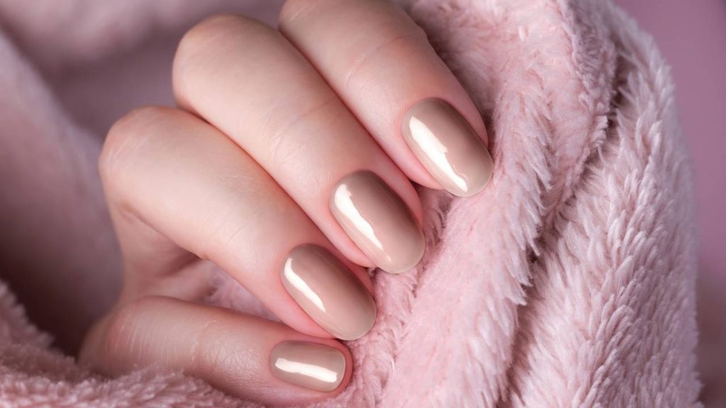 Oito cores de unhas que nunca saem de moda e deixam qualquer look mais elegante