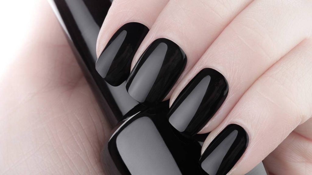 Oito cores de unhas que nunca saem de moda e deixam qualquer look mais elegante