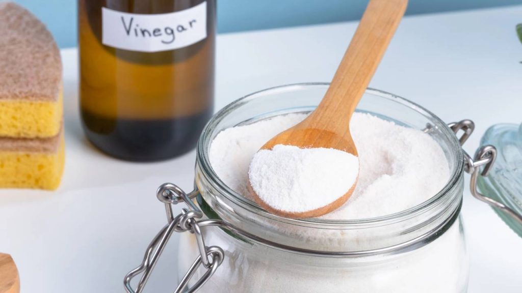 Misturar vinagre, detergente e bicarbonato: por que é recomendado e para que serve?