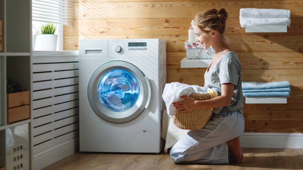 Como tratar manchas e usar detergentes para roupas sem danificar tecidos