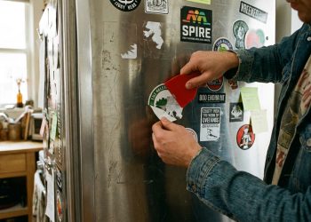 Método fácil para remover adesivos de geladeira sem esforço
