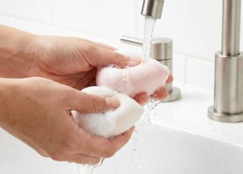 A limpeza correta da esponja de maquiagem que ninguém ensina