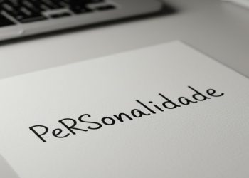 Psicologia explica: o que significa não conseguir dormir com o guarda-roupa aberto?