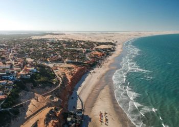 Esse paraíso do Nordeste se tornou o queridinho dos brasileiros com suas praias coloridas