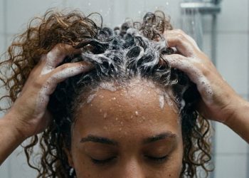 O jeito correto de lavar o cabelo pra ele nunca mais cair
