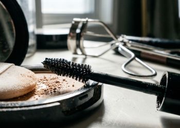 Esse truque com o rímel deixou meus cílios parecendo postiços sem cola nenhuma