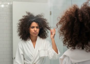 O hábito pós-banho que ajuda a controlar o frizz em dias