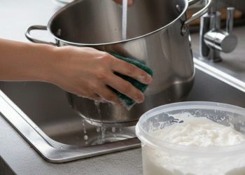 Essa pasta para limpar panelas remove gordura antiga em segundos