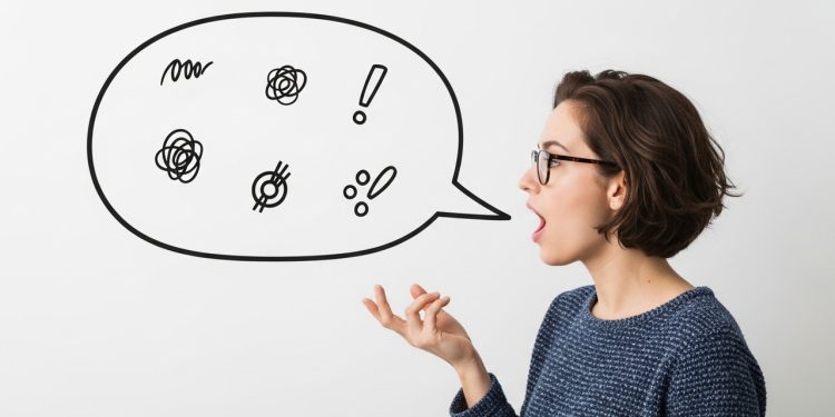 A psicologia explica o verdadeiro motivo pelo qual algumas pessoas falam sozinhas