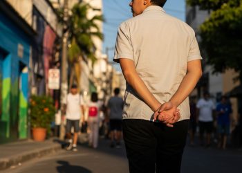 O que significa andar com as mãos atrás das costas, segundo a psicologia?