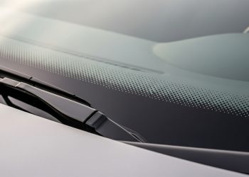 Você vê todo dia, mas sabe para que servem os pontinhos pretos do vidro do carro?