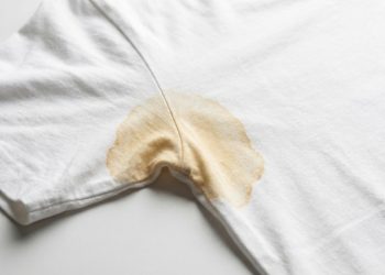 Não é água sanitária ou bicarbonato: essa é a mistura que vai remover manchas de suor de roupas brancas