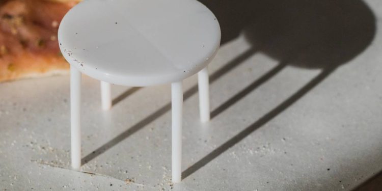 Quem já pediu uma pizza certamente reparou na mesinha da pizza, aquele objeto plástico pequeno colocado no centro da caixa - Créditos: depositphotos.com / psgt_123