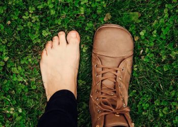 Você calça o sapato direito primeiro? A psicologia explica o motivo