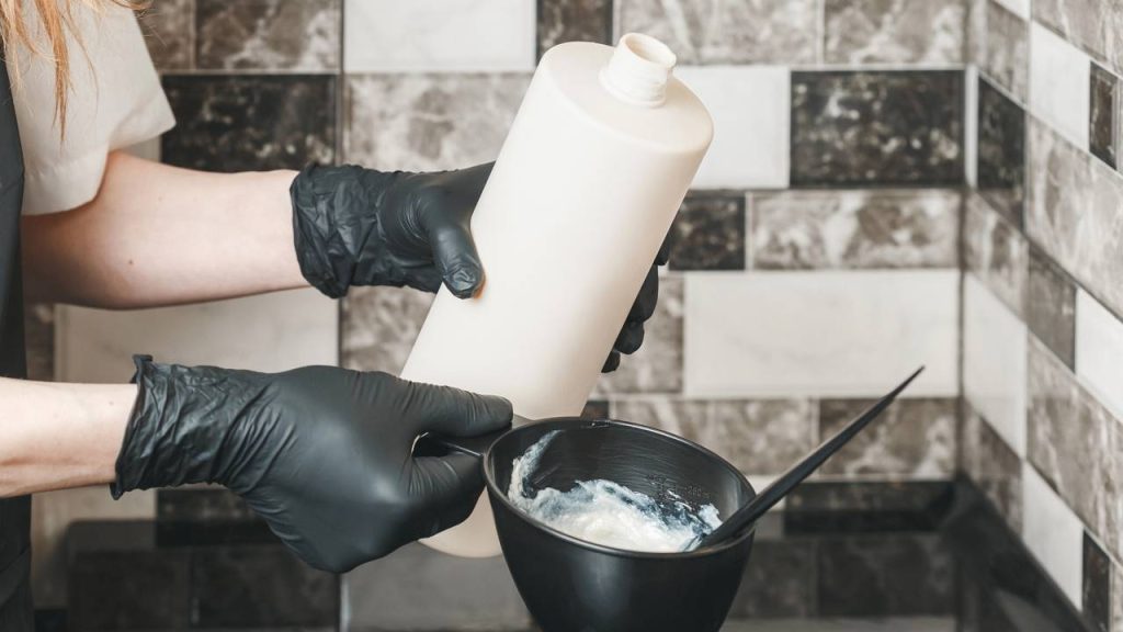 O truque com água oxigenada nas plantas que transforma seu jardim