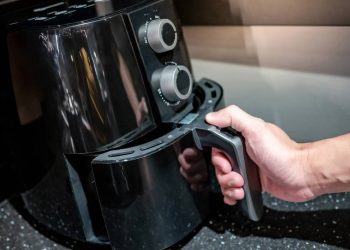 O truque essencial que mantém a air fryer limpa e sem odor