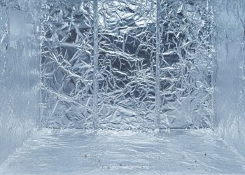 Esse truque com papel alumínio acelera o degelo do freezer em minutos