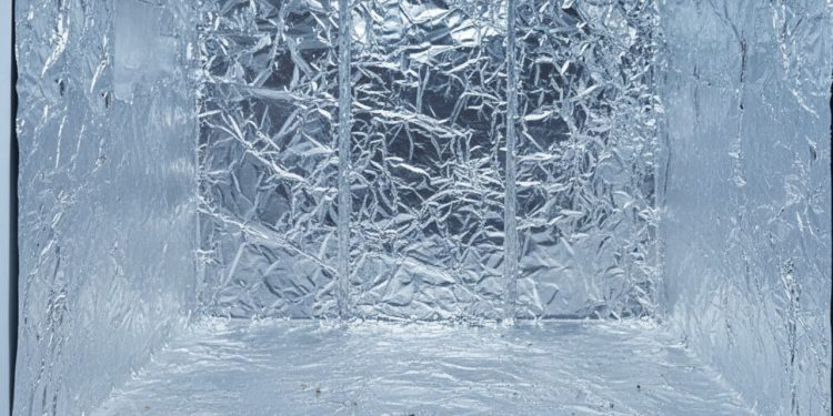 Esse truque com papel alumínio acelera o degelo do freezer em minutos