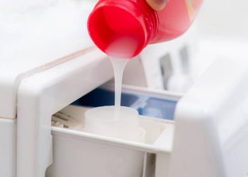 O amaciante para roupas caseiro que protege a pele e perfuma sem exagero