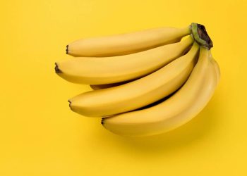 Por que a banana desafia a física e cresce apontando para o céu?