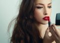 Aprendi a passar batom vermelho com técnicas simples e nunca mais borrei