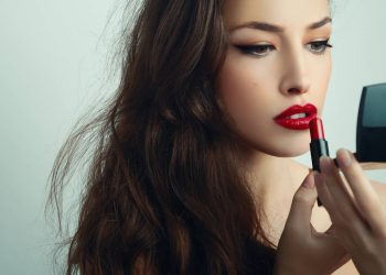 Aprendi a passar batom vermelho com técnicas simples e nunca mais borrei