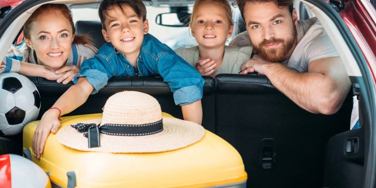 Poucos sabem como economizar na viagem para a praia em alta temporada, veja como