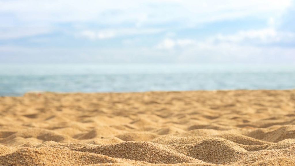 Poucos sabem como economizar na viagem para a praia em alta temporada, veja como