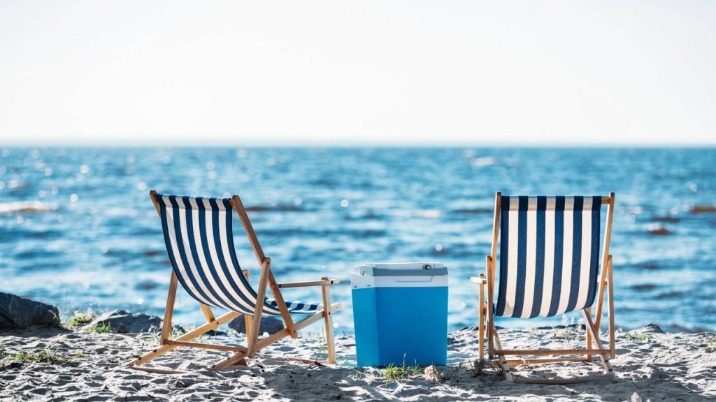 Poucos sabem como economizar na viagem para a praia em alta temporada, veja como