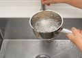 Poucos sabem por que não se deve jogar água fervente no ralo da cozinha